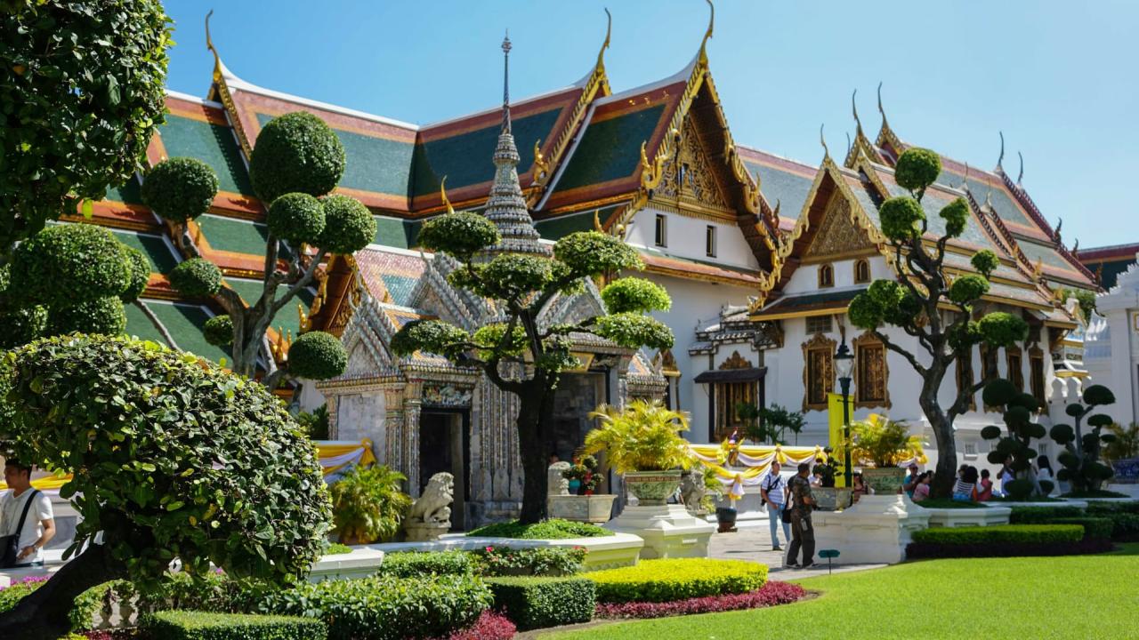 What is the safest area to stay in Bangkok?